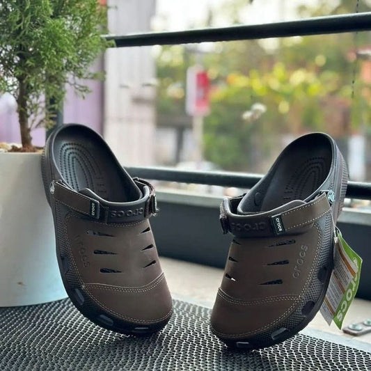 CROCS YUKOON  ( BROWN )